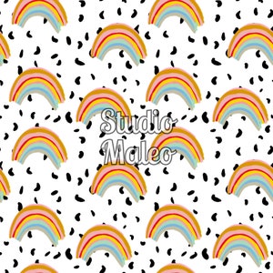 Peut inclure: Un motif sans couture composé d'arcs-en-ciel colorés sur un fond blanc avec des pois noirs. Les arcs-en-ciel sont peints dans des tons de rose, orange, jaune, vert, bleu et violet.