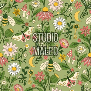 Peut inclure: Un motif répétitif sur fond vert sauge illustrant des abeilles, des papillons, des marguerites, des fleurs roses, des champignons, des croissants de lune jaunes et des clés. Le texte STUDIO MALEO est centré en lettres noires sur le motif.