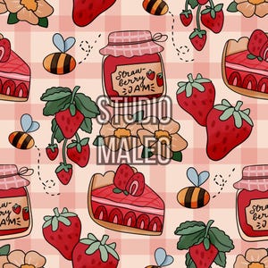 Peut inclure: Motif répété avec des fraises, des pots de confiture de fraises, des parts de tarte aux fraises, des abeilles et des fleurs. Le texte "Strawberry Jam" est visible sur les pots de confiture. Le fond est un motif à carreaux roses et blancs. Le texte "STUDIO MALEO" est également visible.