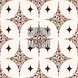 Peut inclure: Motif répétitif avec des formes d'éclat d'étoile, des accents d'étoiles brun foncé et des pois colorés. Le texte "STUDIO MALEO" est superposé au motif, sur un fond crème.
