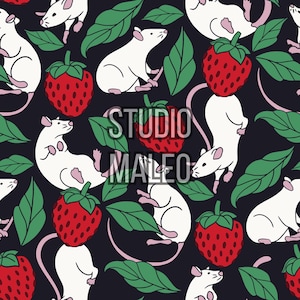 Può includere: Motivo ripetuto con topi bianchi, fragole rosse e foglie verdi su sfondo blu scuro. Il testo "STUDIO MALEO" è sovrapposto al design. Il design è stravagante e giocoso.