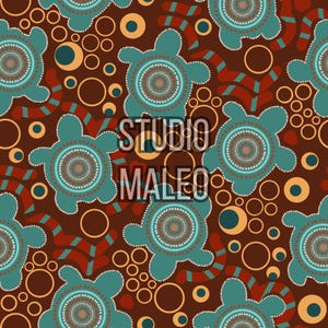 Può includere: Un motivo ripetuto con tartarughe turchesi con disegni a cerchi concentrici, cerchi arancioni e marroni e forme a strisce rosse e arancioni su uno sfondo marrone scuro. Il testo "STUDIO MALEO" è sovrapposto al design.