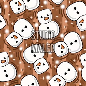 Peut inclure: Motif répété de bonhommes de neige de dessin animé avec des nez carottes oranges et des yeux noirs. Le fond est marron avec des rayures verticales, des étoiles blanches et le texte "STUDIO MALEO".