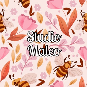 Peut inclure: Un motif floral rose et brun avec des abeilles et le texte "Studio Maleo" en blanc.