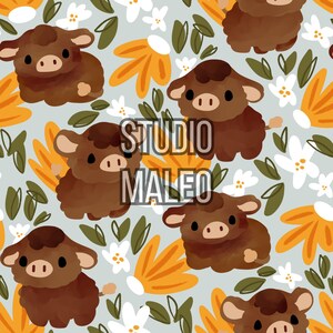 Peut inclure: Un motif sans couture représentant des vaches de dessin animé brunes avec des fleurs blanches et des boutons de fleurs orange sur un fond bleu clair. Le motif est parfait pour le tissu, le papier peint ou le papier d'emballage.
