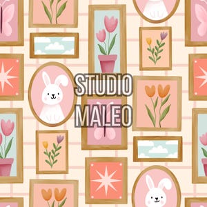 Peut inclure: Motif répété avec des illustrations encadrées de fleurs, papillons, lapins et étoiles dans des tons rose, pêche et vert. Le texte "STUDIO MALEO" est superposé au motif. Le fond est une grille rose clair.