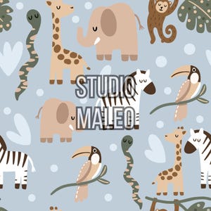 Peut inclure: Un motif répétitif sur fond bleu clair avec des animaux de dessins animés, tels que des girafes, des éléphants, des zèbres, des toucans, des serpents et des singes. Le texte "STUDIO MALEO" est superposé. Les animaux sont de couleur marron, beige et blanc.
