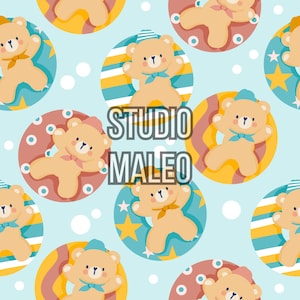 Peut inclure: Motif répétitif d'ours en peluche beiges portant des chapeaux et des nœuds papillon, insérés dans des cercles et des étoiles colorés, sur fond bleu clair. Le texte "STUDIO MALEO" est superposé à l'image.