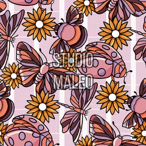 Op de afbeelding: Een herhalend patroon met gestileerde vlinders, lieveheersbeestjes, bloemen en libellen in roze, oranje en bruine tinten. Het ontwerp bevat de tekst "STUDIO MALEO" tegen een lichtroze rasterachtergrond.