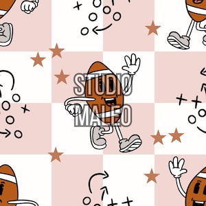 Peut inclure: Motif répété de ballons de football de dessin animé avec des bras, des jambes et des visages souriants. Le motif comprend des schémas de jeu, des étoiles et le texte "STUDIO MALEO" sur un fond à carreaux rose et blanc.