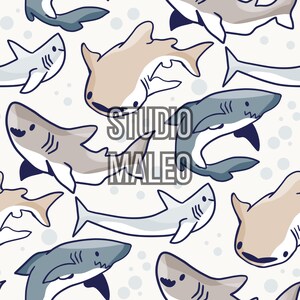 Könnte beinhalten: Ein sich wiederholendes Muster von Cartoon-Haien in Grau-, Beige- und Blautönen auf weißem Hintergrund. Die Haie haben freundliche Ausdrücke und sind in verschiedenen Posen. Der Text "STUDIO MALEO" ist auf dem Design überlagert.