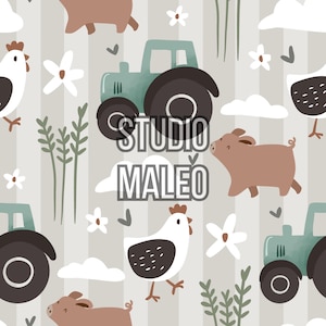 Peut inclure: Motif répété avec des animaux de la ferme, des tracteurs, des fleurs et des nuages sur un fond rayé. Le motif comprend des cochons bruns, des poulets blancs et des tracteurs bleu-vert. Le texte "STUDIO MALEO" est également présent.