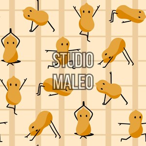 Peut inclure: Motif répété de cacahuètes de dessin animé dans diverses poses de yoga sur un fond beige clair avec des lignes verticales et horizontales. Le texte "STUDIO MALEO" est au centre. Les cacahuètes sont orange avec des jambes et des bras noirs.
