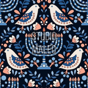 Peut inclure: Un motif répétitif sur fond bleu marine foncé représentant des oiseaux blancs avec des accents bleus et pêche, des ménorahs bleues aux flammes pêche et des éléments floraux stylisés. Le texte STUDIO MALEO est centré en blanc sur le motif.