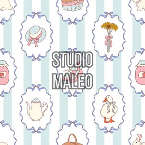 Peut inclure: Motif répété avec des illustrations d'un chapeau, de fleurs, d'une théière et d'un canard, encadrées dans des ovales, sur fond de rayures verticales bleues et blanches. Le texte "STUDIO MALEO" est superposé au motif.