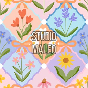 Peut inclure: Motif floral coloré avec des fleurs variées, dont des tulipes oranges, de la lavande et des tournesols, sur un fond pastel. Le motif comprend des nœuds orange et le texte "STUDIO MALEO". L'ensemble est fantaisiste et décoratif.
