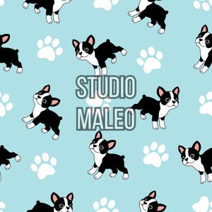 Peut inclure: Un motif répétitif bleu clair avec des bouledogues français noirs et blancs et des empreintes de pattes blanches. Le texte STUDIO MALEO est centré au milieu de l'image dans une police sans empattement grasse avec un contour gris clair.