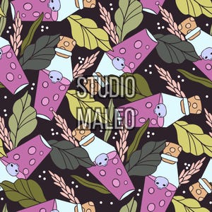 Peut inclure: Motif répété de flacons de potion avec des crânes, entourés de feuilles et d'épis, dans des tons de violet, vert et beige sur fond sombre. Le texte "STUDIO MALEO" est superposé au motif.
