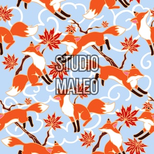 Peut inclure: Motif répété de renards orange avec des ventres et des queues blanches, des feuilles d'érable rouges et des branches sur un fond bleu clair avec des formes blanches en forme de nuages. Le texte "STUDIO MALEO" est superposé.