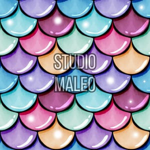 Peut inclure: Motif coloré de style aquarelle avec des écailles brillantes superposées dans des tons de bleu, turquoise, violet, rose et pêche. Le texte "STUDIO MALEO" est superposé au motif. Le motif rappelle les écailles de sirène.