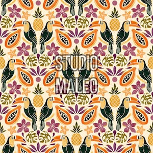 Peut inclure: Un motif répétitif représentant des toucans, des ananas, des papayes et des fleurs tropicales dans des tons orange, vert et violet sur un fond crème. Le texte STUDIO MALEO est centré au milieu de l'image dans une police blanche et grasse.