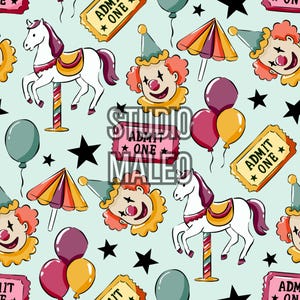 Peut inclure: Un motif fantaisiste avec des éléments de cirque sur fond bleu clair. Il comprend des chevaux de manège, des visages de clowns, des ballons, des billets, des parapluies et des étoiles. Le texte "STUDIO ADMIT ONE MALEO" est également présent.