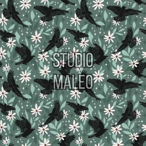 Peut inclure: Un motif sans couture représentant des silhouettes noires d'oiseaux volant sur un fond vert sarcelle avec des fleurs blanches. Le motif est répété sur toute l'image.