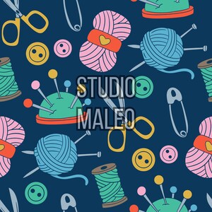 Peut inclure: Un motif sans couture sur fond bleu marine avec des éléments de couture et de bricolage. Le motif comprend des pelotes de laine roses et bleues, des bobines de fil vertes, des ciseaux jaunes, des boutons et des coussins à épingles. Le texte "STUDIO MALEO" est également présent.