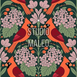 Peut inclure: Un motif répétitif représentant des cardinaux orange vif avec des marques noires sur le visage, des grappes de fleurs rose pâle et des feuilles vertes sur un fond vert foncé. Le texte STUDIO MALEO est centré au milieu de l'image en gras.