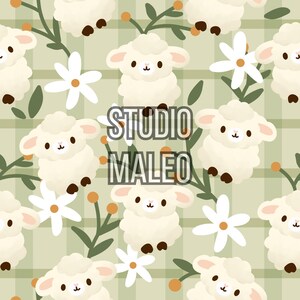 Peut inclure: Motif répété de moutons de dessin animé, de fleurs blanches et de feuillage vert sur un fond à carreaux vert clair. Le texte "STUDIO MALEO" est superposé. Les moutons ont des corps blancs duveteux, des oreilles roses et de petits yeux noirs.
