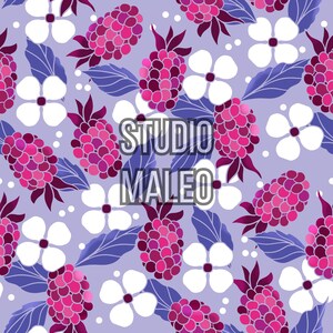 Peut inclure: Motif répété avec des framboises stylisées roses et violettes, des fleurs blanches et des feuilles bleues sur fond violet clair. Le texte "STUDIO MALEO" est superposé au motif.