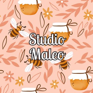 Op de afbeelding: Een roze achtergrond met een herhalend patroon van honingpotten, bijen en bloemen. De tekst "Studio Maleo" staat in het midden van de afbeelding.