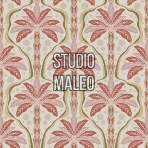 Peut inclure: Motif répété avec des motifs de palmiers stylisés dans des tons de rouge, de rose et de vert sur un fond beige. Le texte "STUDIO MALEO" est superposé au motif.