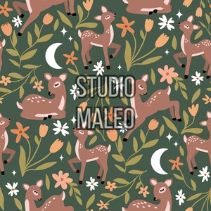 Peut inclure: Motif répété avec des cerfs bruns, des croissants de lune blancs et diverses fleurs orange et blanches, sur fond vert foncé. Le texte "STUDIO MALEO" est superposé au motif.