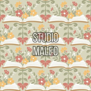 Peut inclure: Motif répété avec des livres ouverts ornés de compositions florales rouges, jaunes et blanches. Le motif comprend des feuilles et des fleurs stylisées sur un fond vert clair. Le texte "STUDIO MALEO" est superposé.