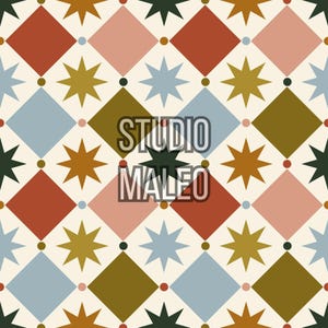 Peut inclure: Motif répétitif de losanges rouges, roses, bleus et vert olive, entrecoupés d'étoiles et d'étoiles filantes dorées et vert foncé. Le texte "STUDIO MALEO" est superposé au motif.