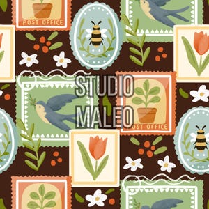 Peut inclure: Motif répété de timbres-poste avec des abeilles, des oiseaux et des fleurs. Les timbres sont de différentes couleurs, dont le vert, l'orange et le bleu, sur un fond marron foncé. Le texte "STUDIO MALEO" est visible.