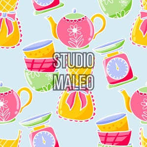 Peut inclure: Motif répété d'articles de cuisine sur fond bleu clair. Le motif comprend des théières roses, des tabliers jaunes, des bols et des balances roses. Le texte "STUDIO MALEO" est superposé à l'image.