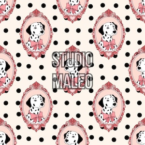 Peut inclure: Un motif répétitif représentant des chiens dalmatiens avec des nœuds roses, chacun encadré dans un cadre ovale rose orné. Le fond est de couleur crème clair avec des pois noirs régulièrement espacés. Le texte STUDIO MALEO est centré.