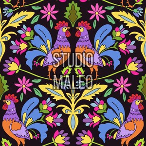 Peut inclure: Motif répété vibrant avec des coqs stylisés, des fleurs et du feuillage. Le design comprend des éléments orange, violets, bleus, roses et jaunes sur fond noir. Le texte "STUDIO MALEO" est intégré au design.