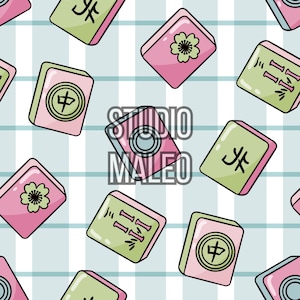 Peut inclure: Motif répété de tuiles de mahjong de style dessin animé en rose et vert, dispersées sur un fond à carreaux bleu clair et blanc. Les tuiles présentent divers symboles, notamment des fleurs, du bambou et des caractères chinois. Le texte "STUDIO MALEO" est superposé à l'image.