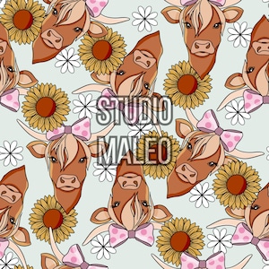 Peut inclure: Motif répété de têtes de vaches de dessin animé avec des nœuds roses à pois, des tournesols et des marguerites blanches sur fond bleu clair. Le texte "STUDIO MALEO" est superposé au motif.