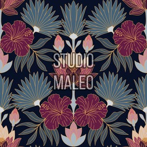 Peut inclure: Un motif répétitif sur fond bleu marine foncé avec des fleurs d'hibiscus bordeaux profond, des feuilles de palmier en éventail bleu clair et des boutons de lotus rose pâle. Le texte STUDIO MALEO est centré en lettres capitales blanches.