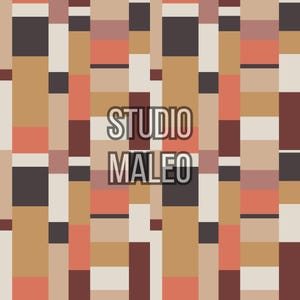 Peut inclure: Motif géométrique abstrait avec des blocs rectangulaires dans des tons de marron, beige, orange et gris foncé. Le texte "STUDIO MALEO" est superposé. Le motif est répétitif.