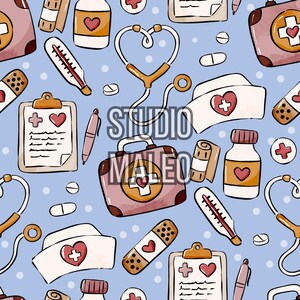 Op de afbeelding: Een herhalend patroon van medische benodigdheden op een lichtblauwe achtergrond. Het ontwerp omvat stethoscopen, thermometers, verbanden, pillenflessen, klemborden en EHBO-koffers. De tekst "STUDIO MALEO" is ook aanwezig.
