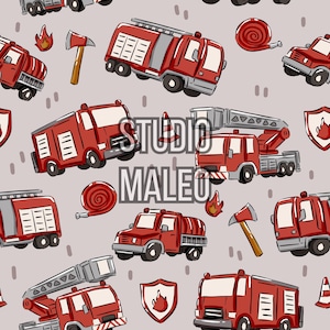 Peut inclure: Motif répétitif avec des camions de pompiers rouges, des haches, des lances à incendie, des flammes et des boucliers sur fond gris clair. Le texte "STUDIO MALEO" est également présent. Idéal pour diverses applications.
