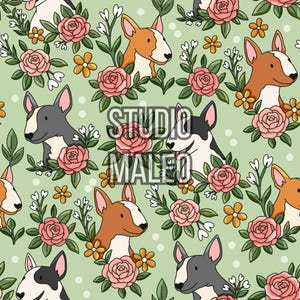 Peut inclure: Un motif répétitif sur fond vert clair représentant des chiens Bull Terrier bruns et gris, entremêlés de roses roses, de petites fleurs jaunes et de brins blancs. Le texte STUDIO MALEO est inscrit au centre.