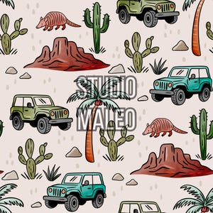 Può includere: Un motivo ripetuto con illustrazioni di cartoni animati di jeep verdi e turchesi, cactus, armadilli, palme e formazioni rocciose rosse su sfondo beige chiaro. Il testo "STUDIO MALEO" è sovrapposto all'immagine.