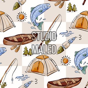 Peut inclure: Un motif sans couture avec des illustrations sur le thème de la pêche. Le motif comprend des tentes, des bateaux, des cannes à pêche, des poissons, des leurres, des arbres et des soleils. Le texte "STUDIO MALEO" est également présent. La palette de couleurs se compose de bruns, de bleus, de verts et d'oranges sur un fond à carreaux.
