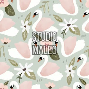 Peut inclure: Motif répété de cygnes blancs avec des accents roses, des fleurs blanches et des feuilles vertes sur un fond vert clair. Le texte "STUDIO MALEO" est superposé au motif. Idéal pour tissu ou papier peint.